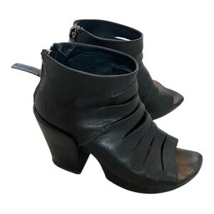 Fluevog Prepare Axe black slotted open toe platform sandal Sz 8.5 Discontinued